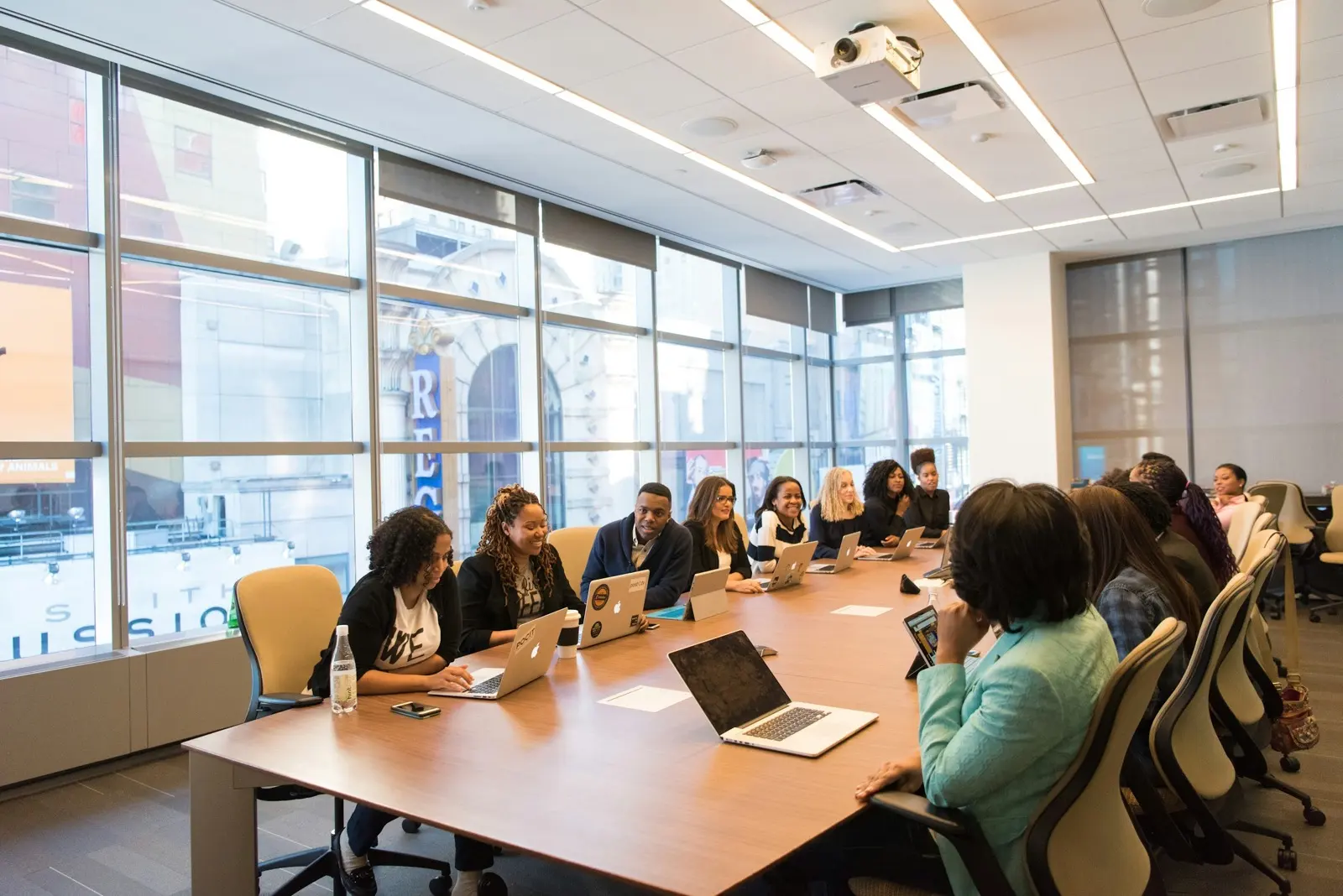 Sala de juntas corporativa con equipo directivo en sesión